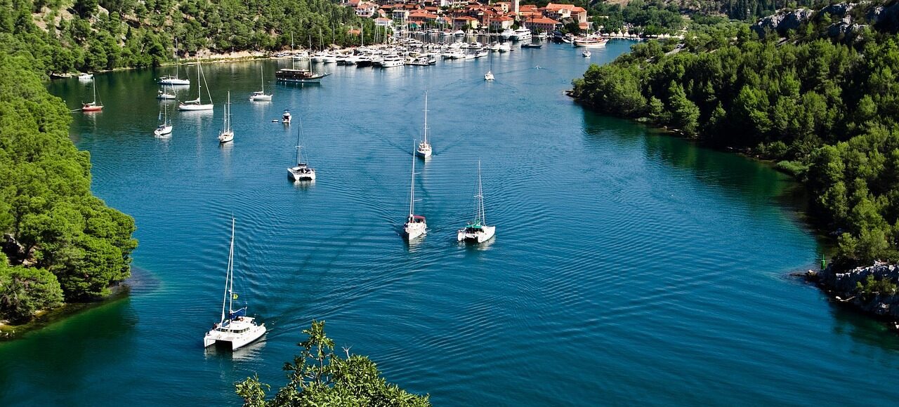 Luxury Yacht Charter: 8 Reasons to Take Your Holiday to the Sea Luxury Yacht Charter